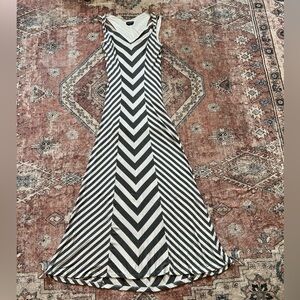 Bebe Maxi Dress White & Gray Stripes, Size M